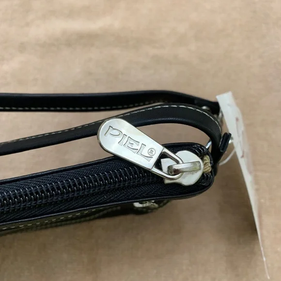 NWT Ladies Large Wristlet - Picture 3 of 7